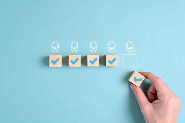 Quelle couverture assurance pour un studio de design utilisant des matériaux durables ?